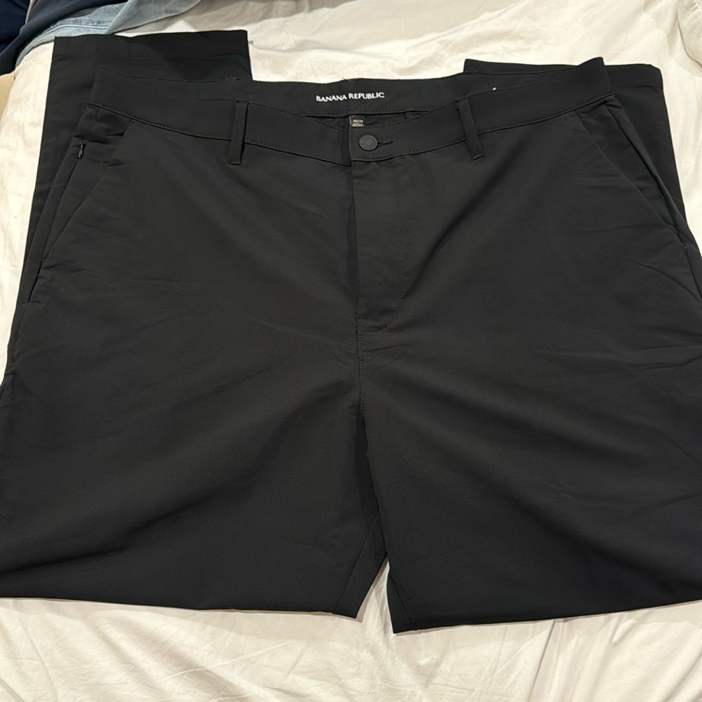 NWT- Banana Republic Flat Front chino Pant 40x29, black
